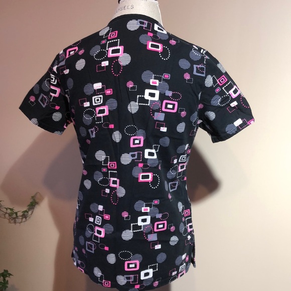 Pink Geometric Pattern Scrub Top - Picture 4 of 6